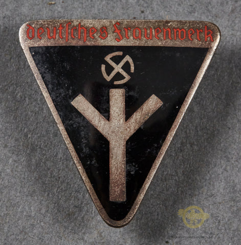 WWII German Deutsches Frauenwerke Membership Pin